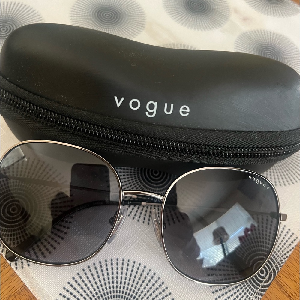NWOT Vogue polarized sunglasses